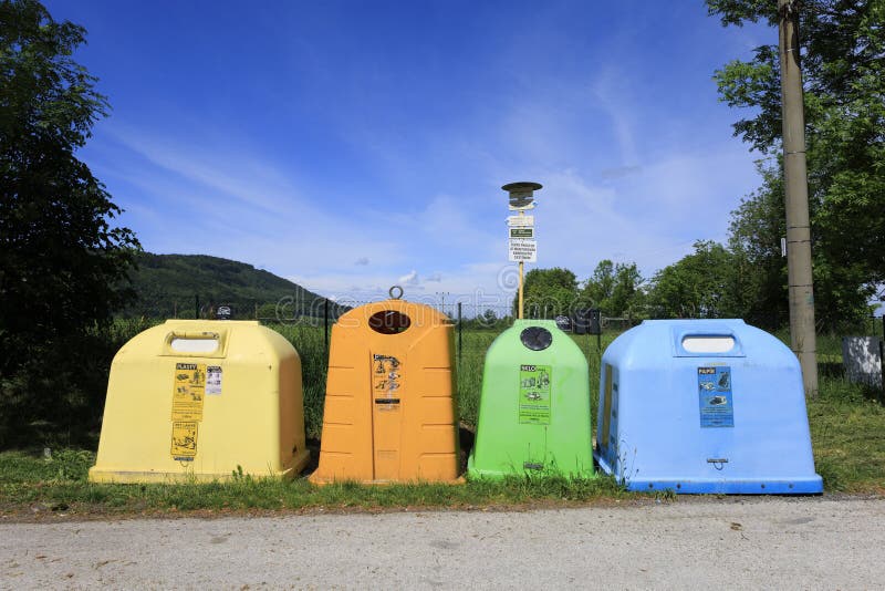 Republica Cehă tractivă 18 mai 2024 : recipient colorat și praf pentru separarea și reciclarea deșeurilor. coșul de gunoi autentic pentru gunoiul de gunoi și gunoiul de gunoi și aruncarea înapoi în mare fiind murdar și leșinat