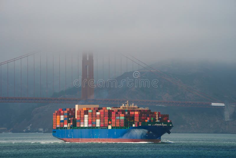 Navă-container colorată care navighează pe podul Golden Gate din golful San Francisco stock images