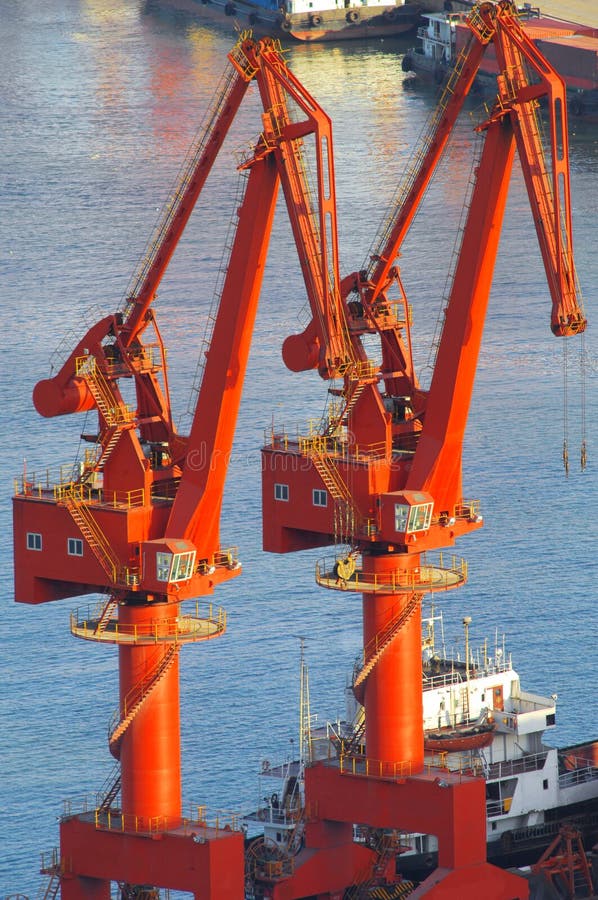 Vistoso grúas en tasas portuarias.