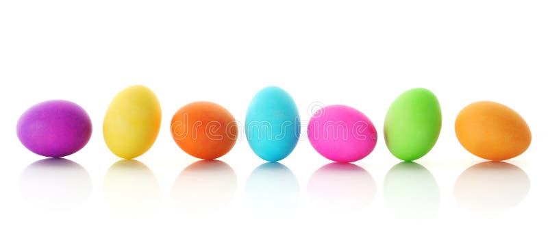 Luminoso, colorato le uova di Pasqua in fila, isolato su bianco.