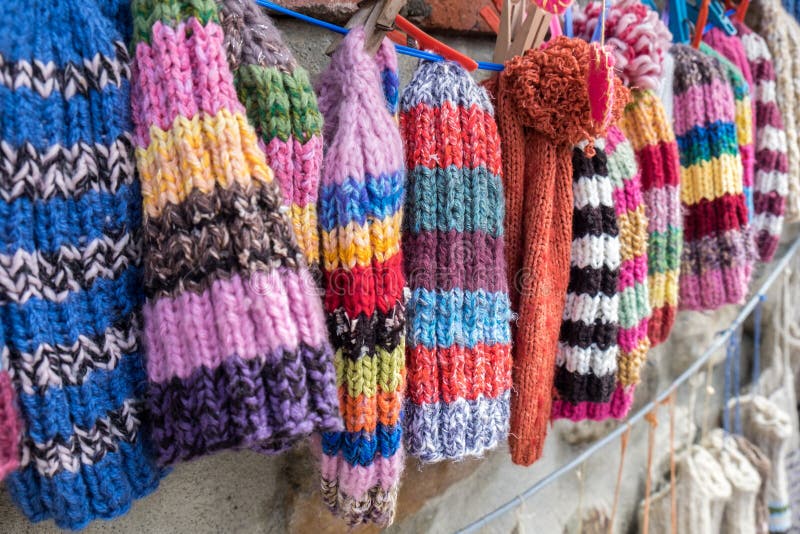 Vistoso a mano ola sombreros vendido sobre el georgiano calles.