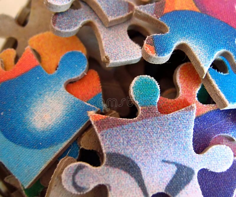Una visione ravvicinata di un miscuglio di jigsaw puzzle.