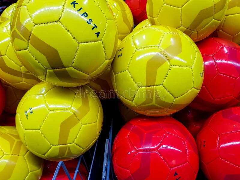 geestelijke gezondheid Beugel adopteren Colorful Kipsta-voetbalballen in De Lokale Decathlon-winkel Redactionele  Fotografie - Image of cirkel, ballen: 159097427