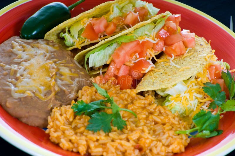 Farebné Mexické jedlo doska s tacos, fazuľa a ryža.