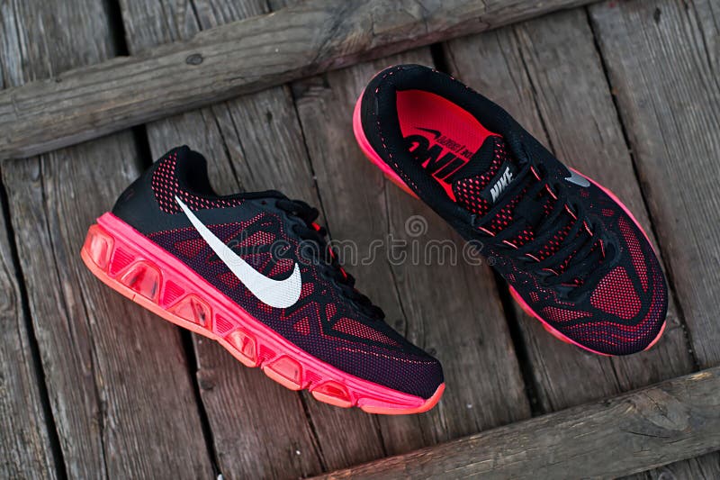 Nike Air Max Tailwind không chỉ giúp bạn tăng thêm sự tự tin và phong cách cá tính, đôi giày này còn được thiết kế để đem đến sự thoải mái tối đa cho chân của bạn khi di chuyển. Hãy bấm vào ảnh và trải nghiệm cảm giác thật đặc biệt từ đôi giày này.