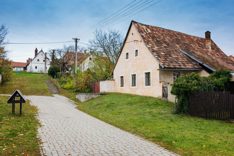 Barevné staré anabaptistické domy ve Velké Levare na Slovensku