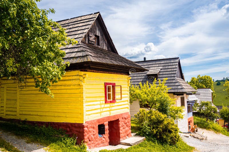 Barevné staré dřevěné domy ve Vlkolínci. dědictví UNESCO. Horská obec s lidovou architekturou. Vlkolínec, Ružomberok, liptov