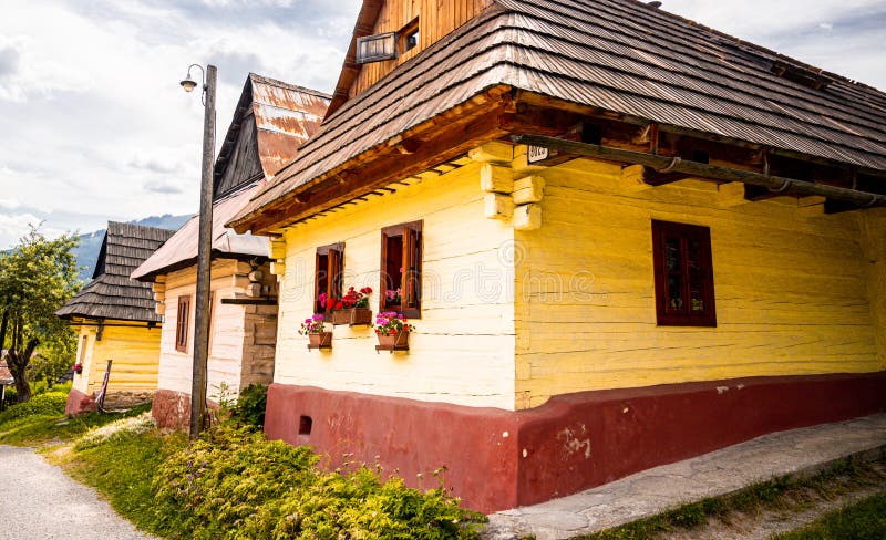 Barevné staré dřevěné domy ve Vlkolínci. dědictví UNESCO. Horská obec s lidovou architekturou. Vlkolínec, Ružomberok, liptov