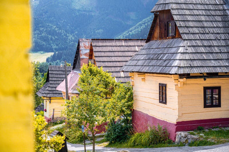 Barevné staré dřevěné domy ve Vlkolínci. dědictví UNESCO. Horská obec s lidovou architekturou. Vlkolínec, Ružomberok, liptov