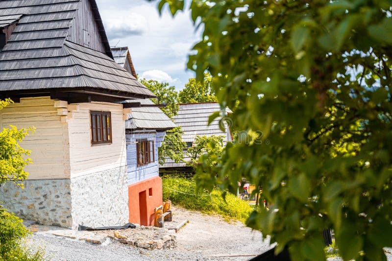 Barevné staré dřevěné domy ve Vlkolínci. dědictví UNESCO. Horská obec s lidovou architekturou. Vlkolínec, Ružomberok, liptov