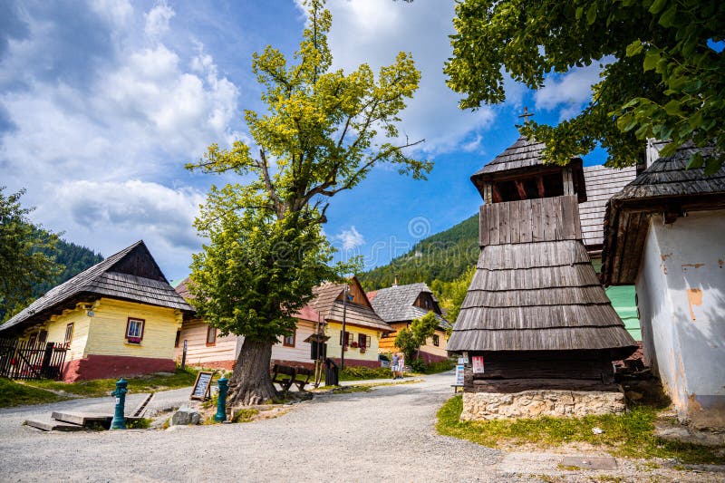 Barevné staré dřevěné domy ve Vlkolínci. dědictví UNESCO. Horská obec s lidovou architekturou. Vlkolínec, Ružomberok, liptov