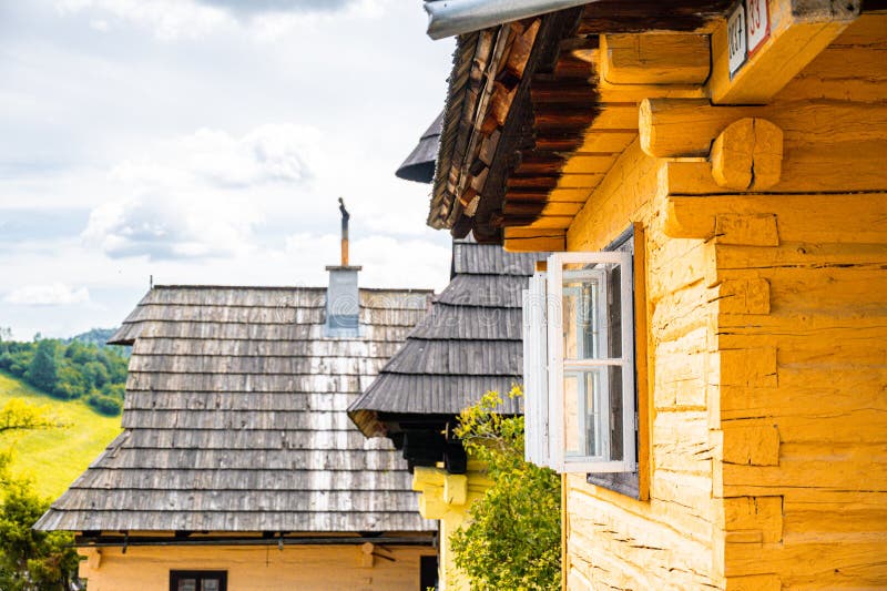 Barevné staré dřevěné domy ve Vlkolínci. dědictví UNESCO. Horská obec s lidovou architekturou. Vlkolínec, Ružomberok, liptov