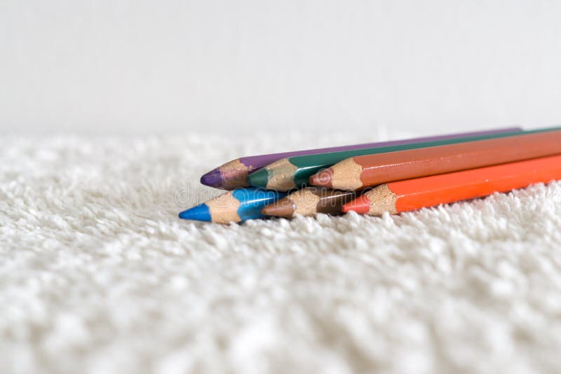 Barevné tužky na stole.