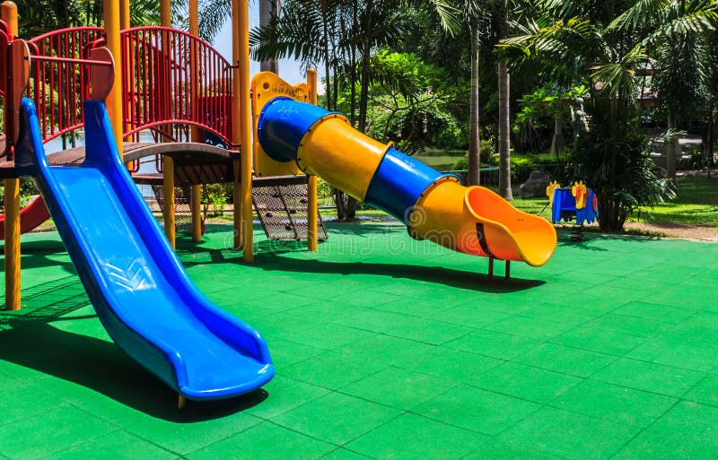 Giochi colorati con Elastico Verde Pavimento di Gomma per i Bambini nel Parco.