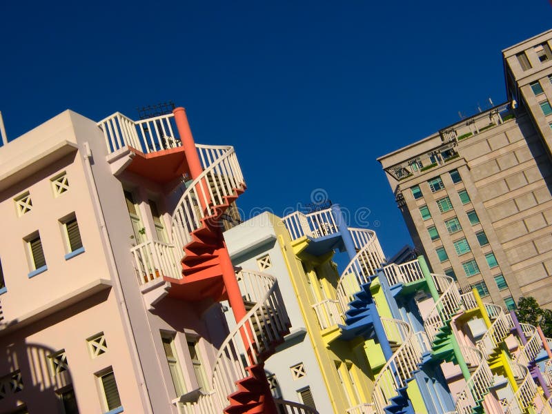 Bunte Wendeltreppe von Singapores dem Bugis Village entfernt.