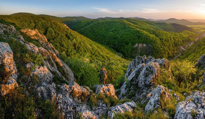 Pestrý západ slnka v pohorí Malých Karpát na Slovensku so sviežou zelenou trávou