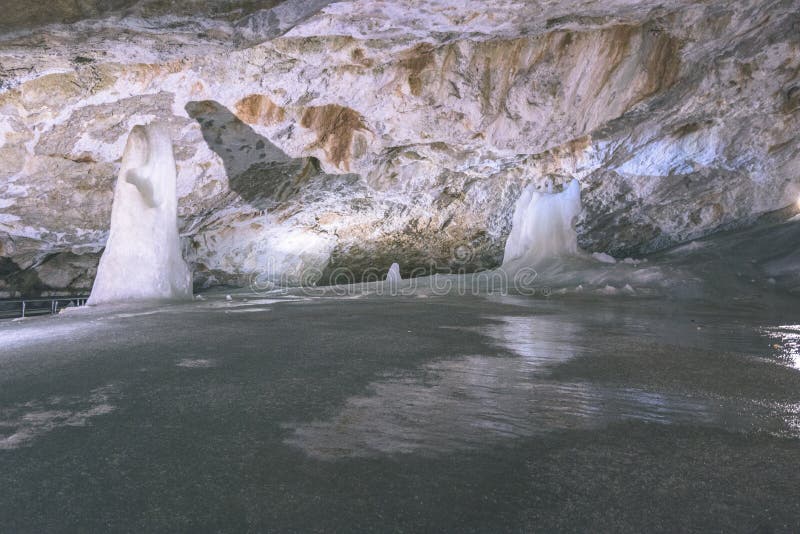 Barevný pohled na ledovou jeskyni v ledovci na slovensku - vintage efekt