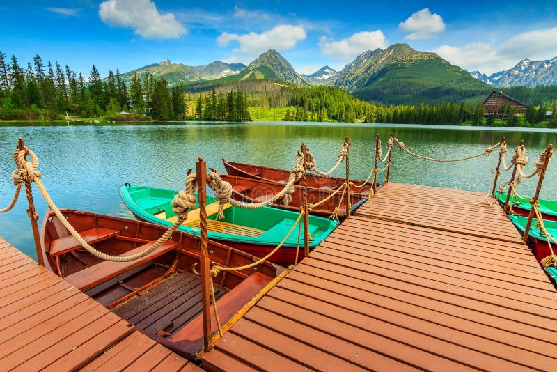 Farebné drevené člny na vysokohorskom jazere,Štrbské Pleso,Slovensko