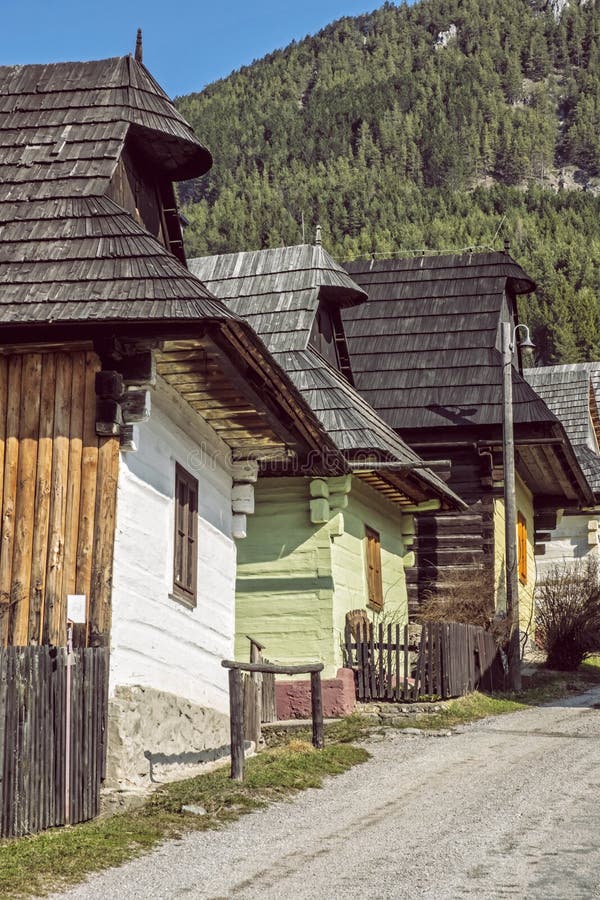 Barevné dřevěné domy v obci Vlkolínec