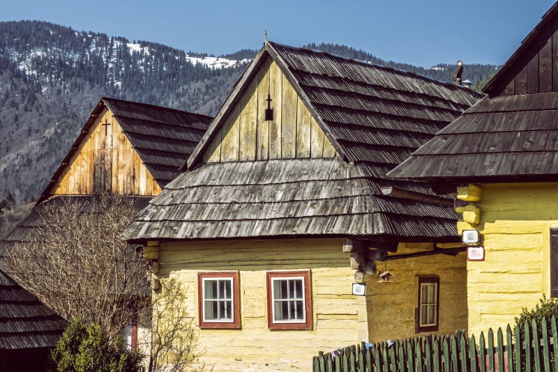 Barevné dřevěné domy v obci Vlkolínec