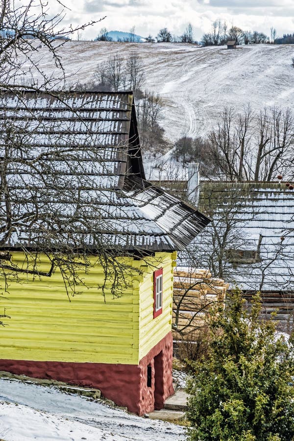 Barevné dřevěné domy ve Vlkolínci, Slovensko