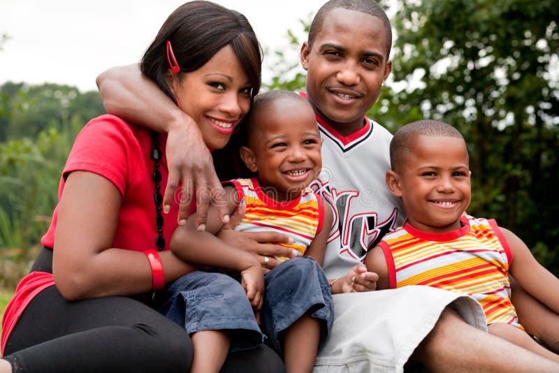 Felice famiglia di colore godersi il loro giorno libero.