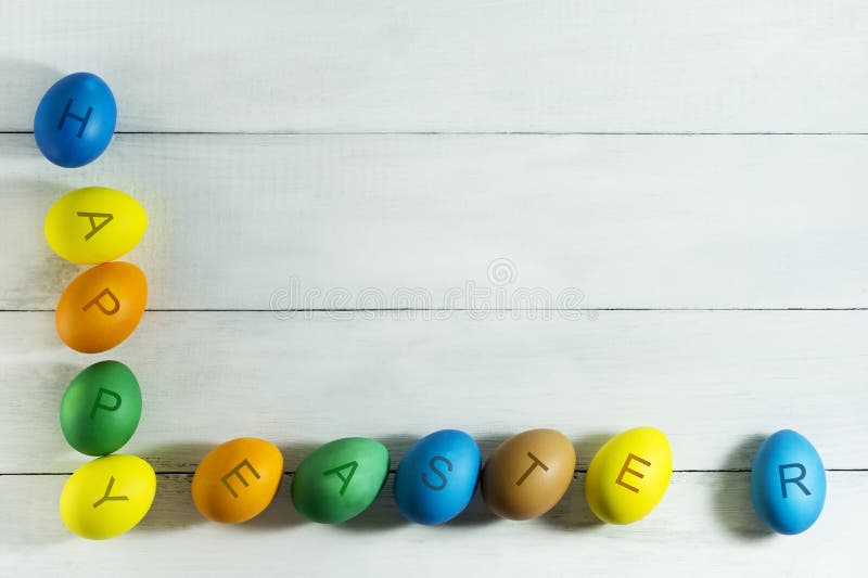 Colorfull eggs с надписью счастливой пасхой на белой деревянной предпосылке стоковое фото Colorfull eggs с надписью счастливой пасхой на белой деревянной предпосылке стоковое фото