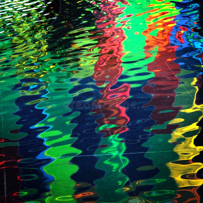 Colori che accendono riflessione in acqua immagini stock Colori che accendono riflessione in acqua immagini stock
