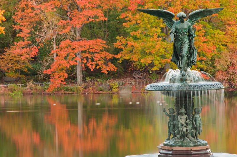 Colori di caduta alla fontana di Bethesda in Central Park. immagini stock