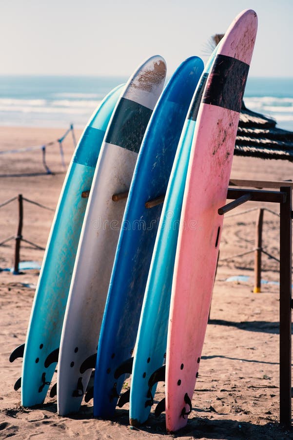 Colori differenti di spuma sull'la spiaggia sabbiosa Casablanca - nel Marocco Bella vista sulla spiaggia sabbiosa e sull'oceano B immagine stock libera da diritti Colori differenti di spuma sull'la spiaggia sabbiosa Casablanca - nel Marocco Bella vista sulla spiaggia sabbiosa e sull'oceano B immagine stock libera da diritti