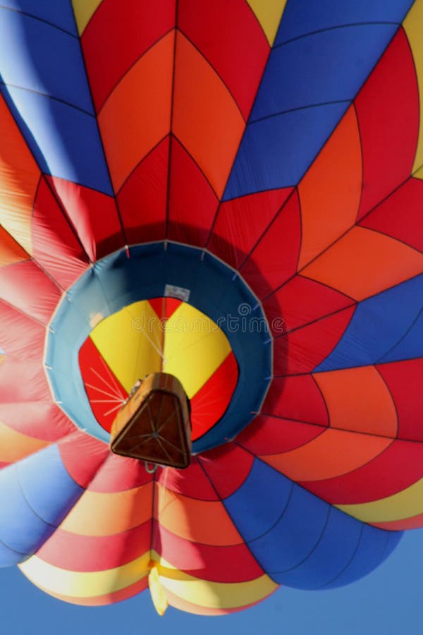 Colori luminosi che volano attraverso Albuquerque durante la festa internazionale del pallone di Albuquerque con una bella alba immagine stock Colori luminosi che volano attraverso Albuquerque durante la festa internazionale del pallone di Albuquerque con una bella alba immagine stock