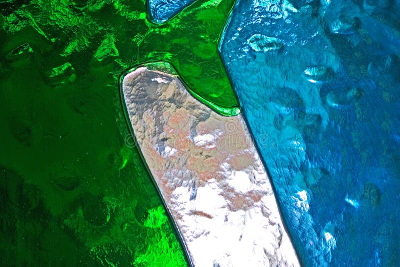 Colori verde blu e bianchi di una finestra di vetro macchiato fotografie stock libere da diritti