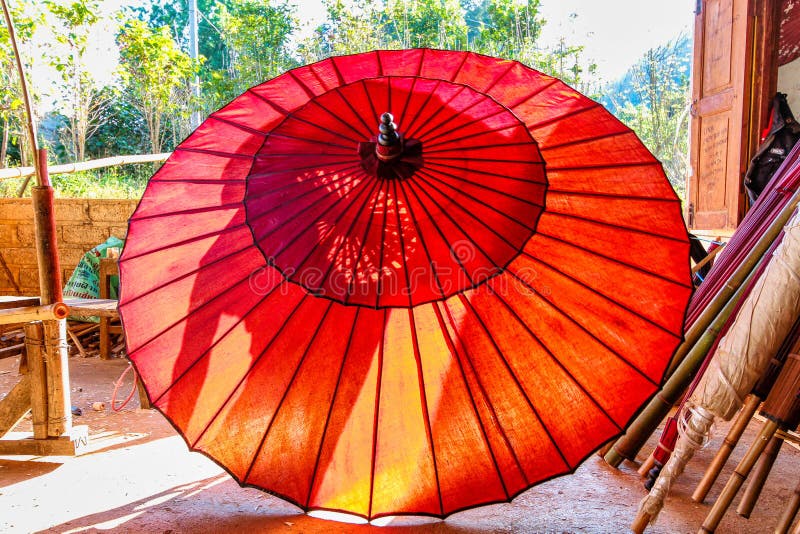 Coloridas Sombrillas Birmanas, Paraguas Coloridos Hechos a Mano En Myanmar, Antigua Birmania Imagen de archivo - Imagen decorativo, azul: