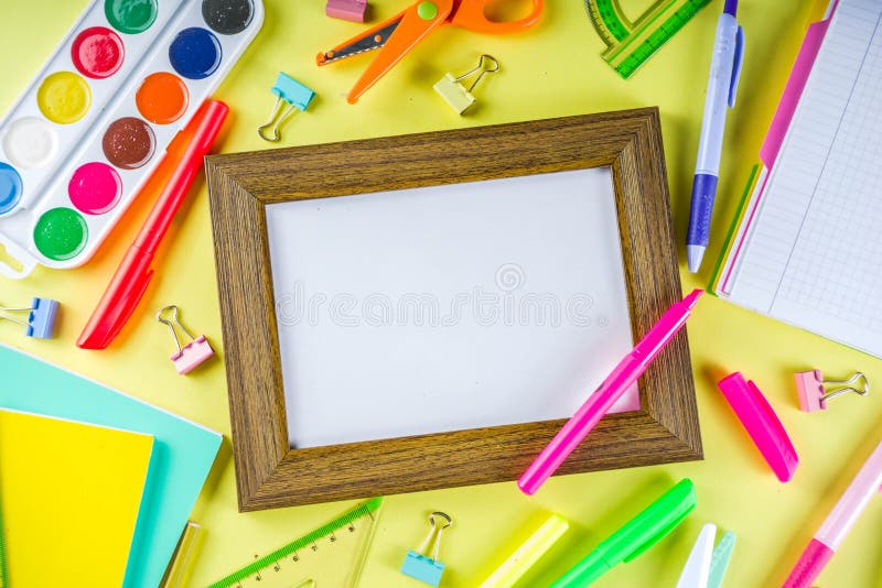 Colorido de volta ao fundo do material da escola foto de stock Colorido de volta ao fundo do material da escola foto de stock