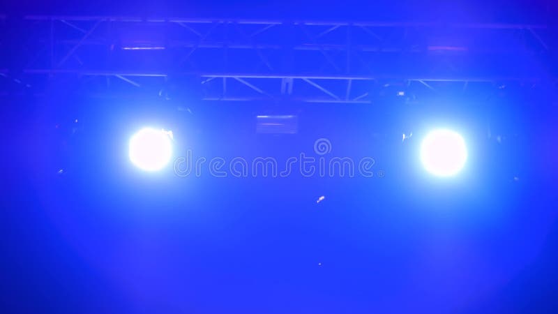Coloridos equipos de iluminación de conciertos azul y violeta para el escenario del club metrajes