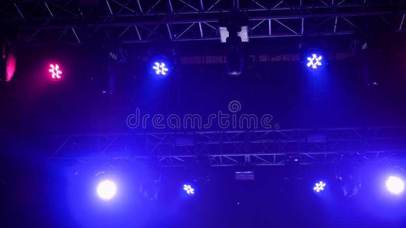 Coloridos equipos de iluminación de conciertos brillantes para el escenario en el ángulo bajo de la discoteca almacen de video
