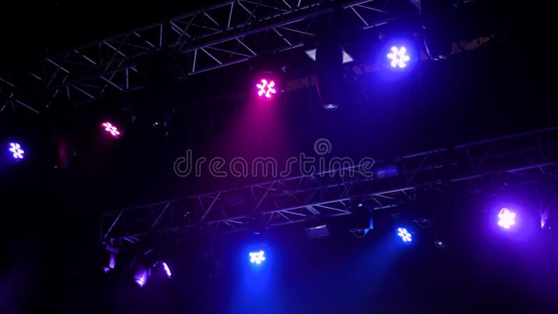 Coloridos equipos de iluminación de conciertos para el escenario de la discoteca metrajes