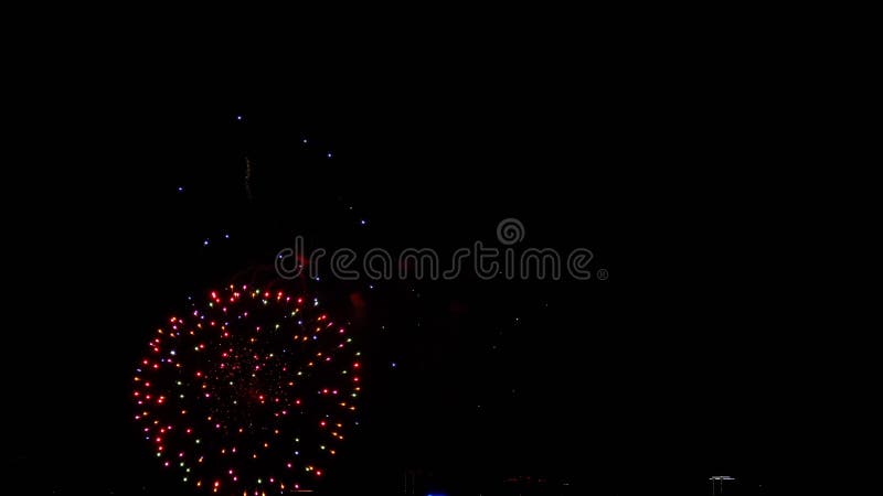 Coloridos fuegos artificiales brillantes en el festival del día de la ciudad almacen de video