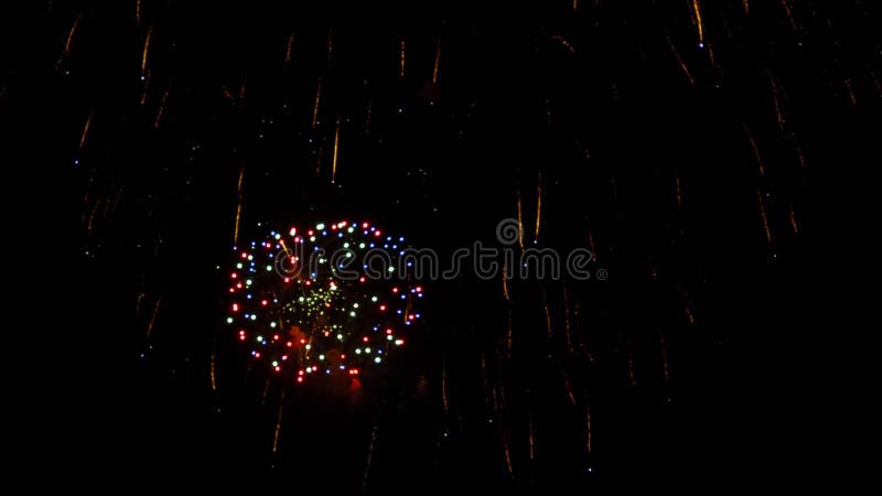 Coloridos fuegos artificiales brillantes en el festival del día de la ciudad metrajes