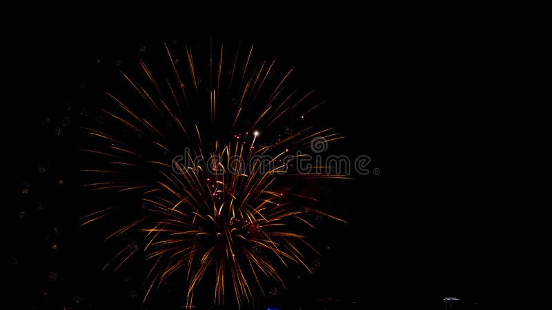 Coloridos fuegos artificiales brillantes en el festival del día de la ciudad almacen de video