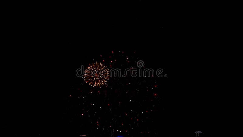Coloridos fuegos artificiales brillantes en el festival del día de la ciudad metrajes