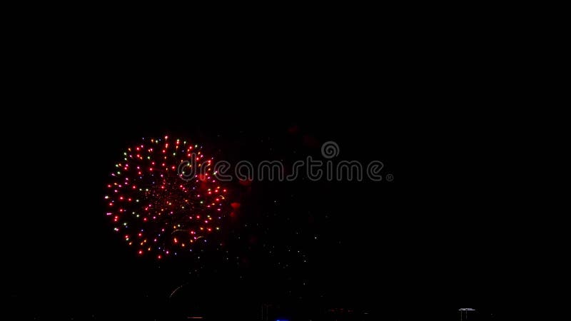 Coloridos fuegos artificiales brillantes en el festival del día de la ciudad almacen de video