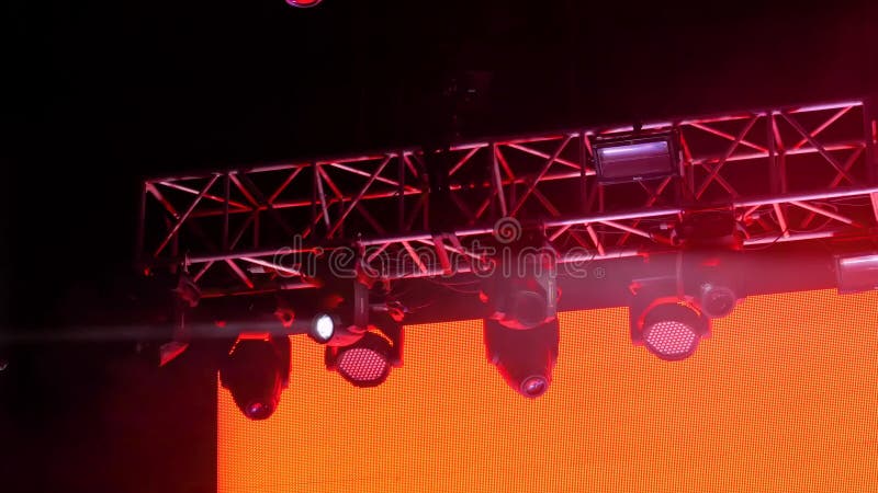 Coloridos y brillantes equipos de iluminación de conciertos para el escenario en la discoteca almacen de video