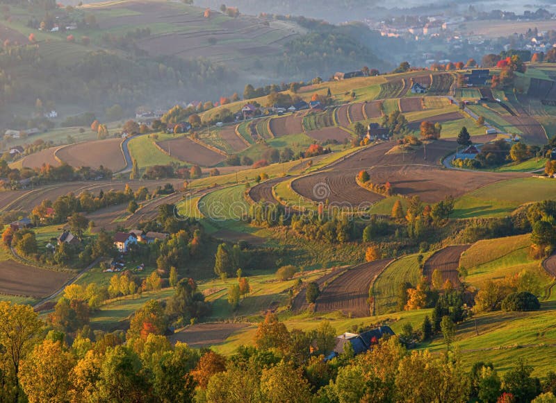 Farby jesennej vidieckej krajiny kopcov na Slovensku, Podpoľanie, Hriňová.