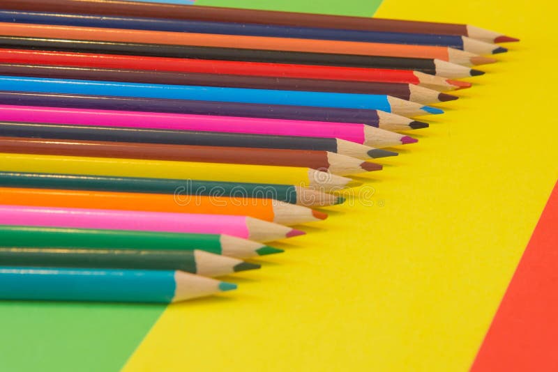 Красивые цвета карандашей для 9. Colorful vs colourful