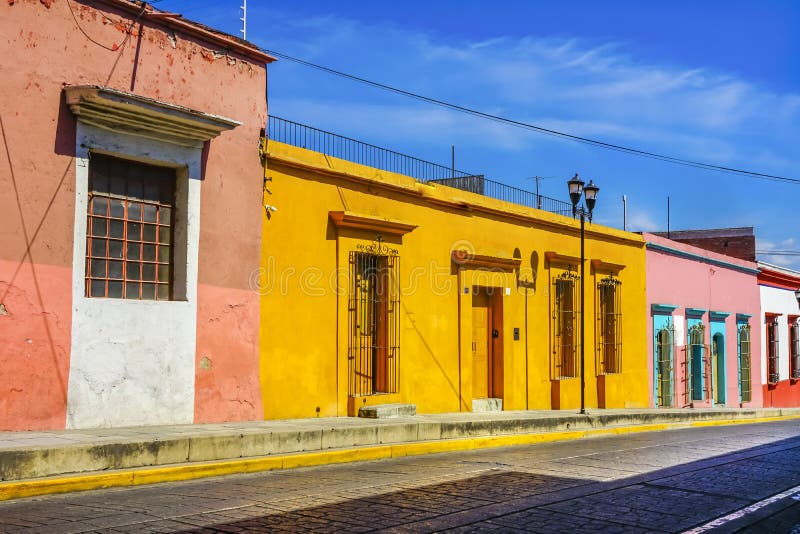 Colorée mexicaine Orange Red Yellow Street Oaxaca Juarez Mexique photo stock Colorée mexicaine Orange Red Yellow Street Oaxaca Juarez Mexique photo stock