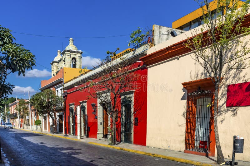 Colorée mexicaine Orange Red Yellow Street Oaxaca Juarez Mexique photographie stock libre de droits Colorée mexicaine Orange Red Yellow Street Oaxaca Juarez Mexique photographie stock libre de droits