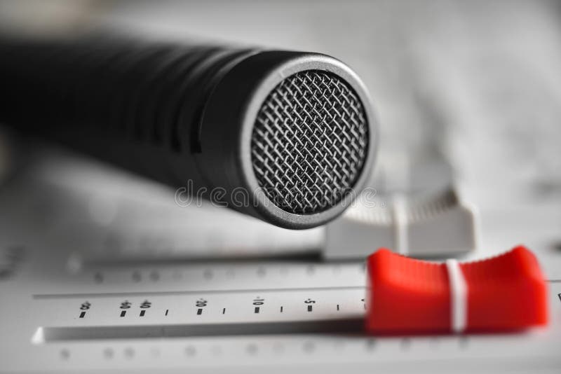 Colose omhoog van een hificondensatormicrofoon met rood dianiveau royalty-vrije stock afbeelding Colose omhoog van een hificondensatormicrofoon met rood dianiveau royalty-vrije stock afbeelding