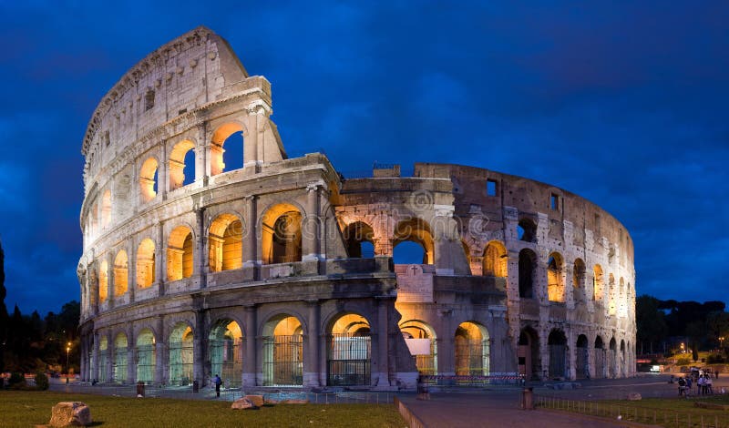 Eine hohe Auflösung, Panorama, Perspektive korrigiert Bild des Kolosseums in der Dämmerung in Rom, Italien.