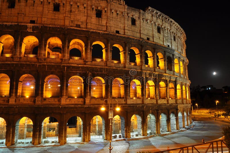 Colosseum en la noche fotografía de archivo Colosseum en la noche fotografía de archivo